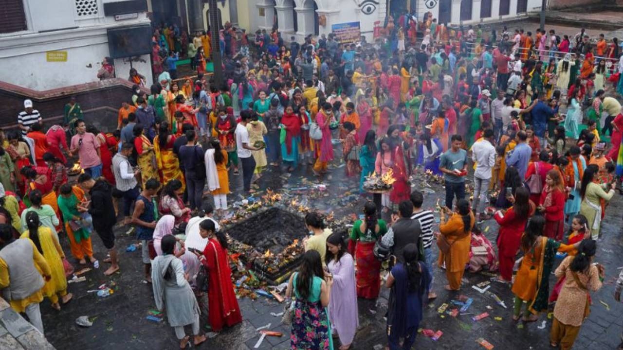 साउनको पहिलो सोमबार विशेष श्रद्धापूर्वक मनाइँदै; शिव मन्दिरहरूमा जल चढाउनेहरूको भीड