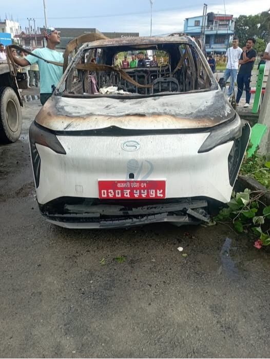चितवनको भरतपुरमा ईभी कारमा आगलागी, जलेर एक जनाको मृत्यु