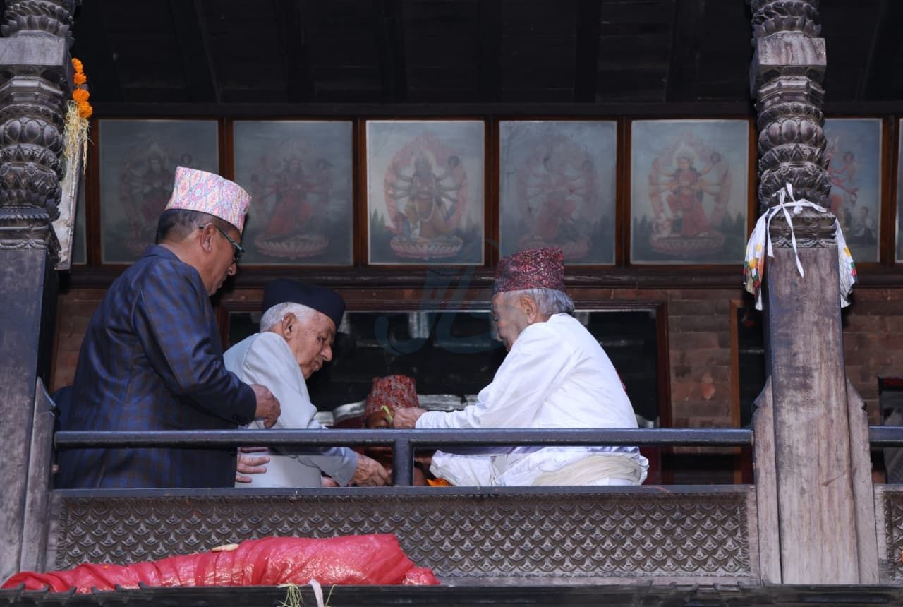 राष्ट्रपति पौडेलद्वारा कोजाग्रत पूर्णिमाका अवसरमा भक्तपुरको नवदुर्गा मन्दिरमा पूजाअर्चना